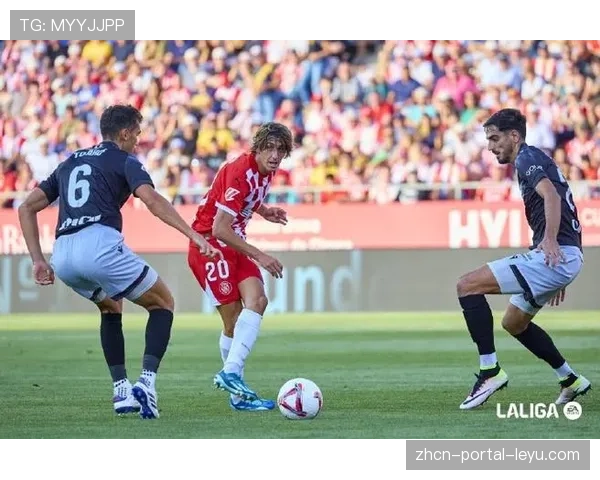 吉罗纳vs奥萨苏纳：多夫比克接萨维奥倒三角回传，于点球点附近肋部位置推射破门